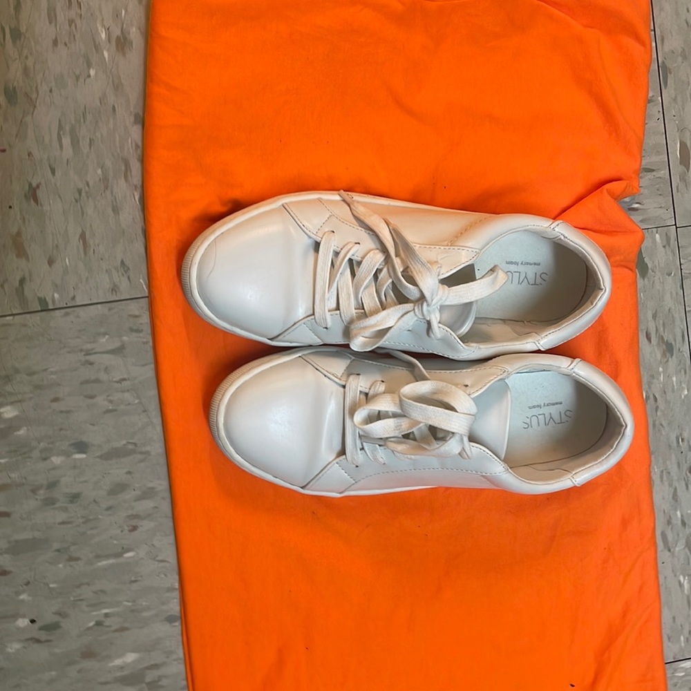 Selling white women shoes size 8.5